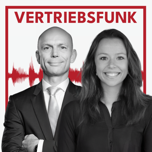 Schwarz-Weiß-Foto von zwei Personen vor weißem Hintergrund. Links Christopher Funk im dunklen Anzug mit Krawatte und verschränkten Armen, rechts Teila Klemp mit langen Haaren und einem dunklen Oberteil, die lächelt. Dazwischen eine rote Audiowelle, darüber der rote Titel „VERTRIEBSFUNK“. Das Bild steht für die Podcast-Folge über Sprachen lernen mit KI im Vertrieb.