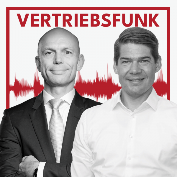 Podcast-Cover des VertriebsFunk mit zwei lächelnden Männern. Links der Host im formellen dunklen Anzug mit heller Krawatte und verschränkten Armen, rechts der Gast Dr.-Ing. Kristof Heitmann in einem weißen Hemd. Im Hintergrund eine rote Audiowelle auf weißem Grund und oben der rote Schriftzug „VERTRIEBSFUNK“, umrahmt von einem roten Rahmen.