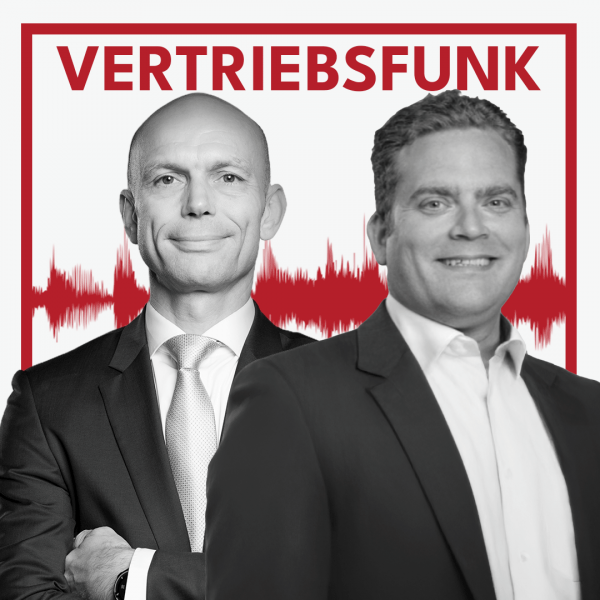 Schwarz-Weiß-Foto von zwei Männern vor weißem Hintergrund. Links Christopher Funk im dunklen Anzug mit Krawatte und verschränkten Armen, rechts ein lächelnder Mann im dunklen Sakko mit offenem Hemd. Dazwischen eine rote Audiowelle, darüber der rote Titel „VERTRIEBSFUNK“. Das Bild steht für die Podcast-Folge über Vertriebsmentalität und Vertriebskultur.