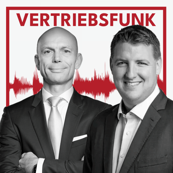 Podcast-Cover des VertriebsFunk mit zwei lächelnden Männern. Links der Host im formellen dunklen Anzug mit heller Krawatte und verschränkten Armen, rechts der Gast Andreas Schrader im dunklen Sakko mit offenem hellen Hemd. Im Hintergrund eine rote Audiowelle auf weißem Grund und oben der rote Schriftzug „VERTRIEBSFUNK“, umrahmt von einem roten Rahmen.