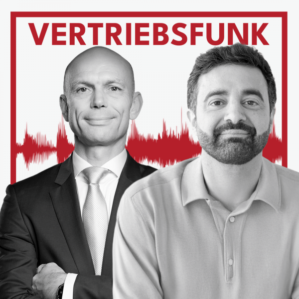 Schwarz-Weiß-Foto von zwei Männern vor weißem Hintergrund. Links Christopher Funk im dunklen Anzug mit Krawatte und verschränkten Armen, rechts Burak Kalman mit Bart und einem hellen Poloshirt, der lächelt. Dazwischen eine rote Audiowelle, darüber der rote Titel „VERTRIEBSFUNK“. Das Bild steht für die Podcast-Folge über „Next Level Du“.