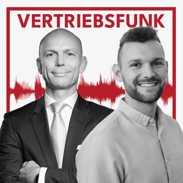Podcast-Cover des VertriebsFunk mit zwei lächelnden Männern. Links der Host im formellen dunklen Anzug mit heller Krawatte und verschränkten Armen, rechts der Gast Dennis Szimmetat mit einem leichten Bart und einem lässigen, hellen Freizeithemd. Im Hintergrund eine rote Audiowelle auf weißem Grund und oben der rote Schriftzug „VERTRIEBSFUNK“, umrahmt von einem roten Rahmen.