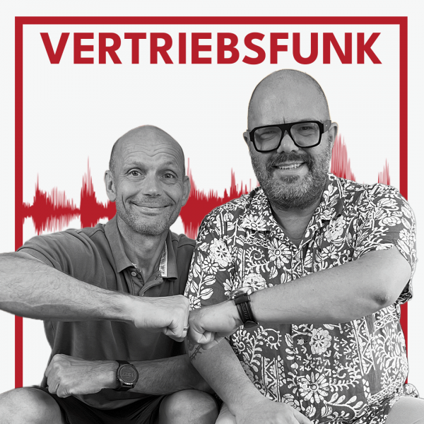 Podcast-Cover des VertriebsFunk mit zwei lächelnden Männern, die sich mit einem Fistbump verbünden. Links der Host in einem dunklen Poloshirt, rechts der Gast Markus Härlin mit schwarzer Brille, Vollbart und einem gemusterten Hawaii-Hemd. Im Hintergrund eine rote Audiowelle auf weißem Grund und oben der rote Schriftzug „VERTRIEBSFUNK“, umrahmt von einem roten Rahmen.