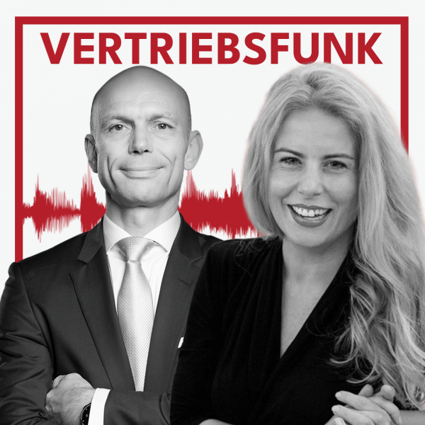 Podcast-Cover des VertriebsFunk mit zwei lächelnden Personen. Links der Host im formellen dunklen Anzug mit heller Krawatte und verschränkten Armen, rechts die Gastgeberin Dr. Carmen Mayer mit langen blonden Haaren und einem schwarzen Samtblazer. Im Hintergrund eine rote Audiowelle auf weißem Grund und oben der rote Schriftzug „VERTRIEBSFUNK“, umrahmt von einem roten Rahmen.