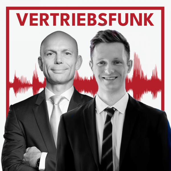 Schwarz-Weiß-Foto von zwei Männern vor weißem Hintergrund. Links Christopher Funk im dunklen Anzug mit Krawatte und verschränkten Armen, rechts Alexander Dosse im dunklen Anzug mit gestreifter Krawatte, der lächelt. Dazwischen eine rote Audiowelle, darüber der rote Titel „VERTRIEBSFUNK“. Das Bild steht für die Podcast-Folge über Provisionsmodelle im Vertrieb.