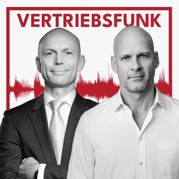 Schwarz-Weiß-Foto von zwei Männern vor weißem Hintergrund. Links Christopher Funk im dunklen Anzug mit Krawatte und verschränkten Armen, rechts Markus Peyrick im weißen Hemd, der lächelt. Dazwischen eine rote Audiowelle, darüber der rote Titel „VERTRIEBSFUNK“. Das Bild steht für die Podcast-Folge über das Verstehen von Skalierung.