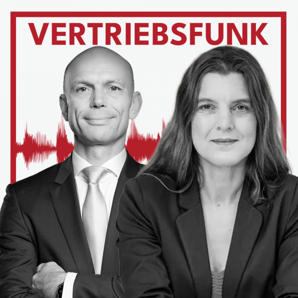 Schwarz-Weiß-Foto von zwei Personen vor weißem Hintergrund. Links Christopher Funk im dunklen Anzug mit Krawatte und verschränkten Armen, rechts eine Frau mit langen Haaren und einem dunklen Blazer. Dazwischen eine rote Audiowelle, darüber der rote Titel „VERTRIEBSFUNK“. Das Bild steht für die Podcast-Folge über Erfolgsstrategien.