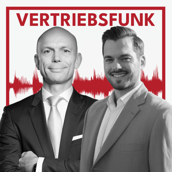 Schwarz-Weiß-Foto von zwei Männern vor weißem Hintergrund. Links Christopher Funk im dunklen Anzug mit Krawatte und verschränkten Armen, rechts Georg Schwienbacher in einem hellen Sakko mit offenem Hemd, der lächelt. Dazwischen eine rote Audiowelle, darüber der rote Titel „VERTRIEBSFUNK“. Das Bild steht für die Podcast-Folge über die Bedeutung des Vertriebs für das Unternehmenswachstum.
