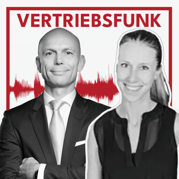 Podcast-Cover des VertriebsFunk mit zwei lächelnden Personen. Links der Host im formellen dunklen Anzug mit heller Krawatte und verschränkten Armen, rechts die Gastgeberin Julia Fohrer mit zurückgebundenen Haaren und einem schwarzen Top. Sie ist mit einem weißen Rahmen freigestellt, was sie wie eine Figur aus einem Aufkleber wirken lässt. Im Hintergrund eine rote Audiowelle auf weißem Grund und oben der rote Schriftzug „VERTRIEBSFUNK“, umrahmt von einem roten Rahmen.