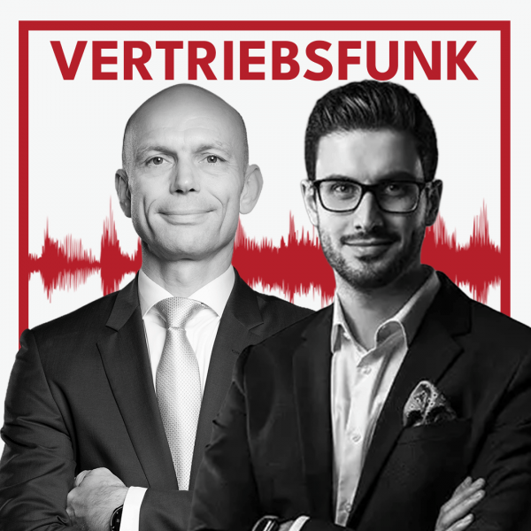 Schwarz-Weiß-Foto von zwei Männern vor weißem Hintergrund. Links Christopher Funk im dunklen Anzug mit Krawatte und verschränkten Armen, rechts Michael Larche mit Brille, Bart, dunklem Sakko und Einstecktuch, der lächelt. Dazwischen eine rote Audiowelle, darüber der rote Titel „VERTRIEBSFUNK“. Das Bild steht für die Podcast-Folge über SaaS-Wachstumsstrategien.