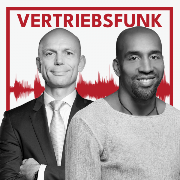 Schwarz-weiß Porträt von zwei lächelnden Männern (Christopher Funk links im dunklen Anzug mit Krawatte und verschränkten Armen, Ben Ouattara rechts im hellen Strickpullover mit Kette) vor weißem Hintergrund. Dahinter verläuft ein markantes rotes Schallwellen-Muster. Im oberen Bereich steht in roten Großbuchstaben der Titel "VERTRIEBSFUNK".