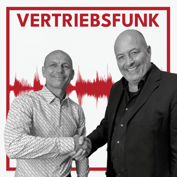 Schwarz-Weiß-Foto von zwei lächelnden Männern vor weißem Hintergrund. Links Christopher Funk im gemusterten Hemd, rechts Markus Milz im dunklen Sakko mit offenem Hemd. Beide reichen sich die Hand. Dazwischen eine rote Audiowelle, darüber der rote Titel „VERTRIEBSFUNK“. Das Bild steht für die Podcast-Folge über krisenfestes Pricing.