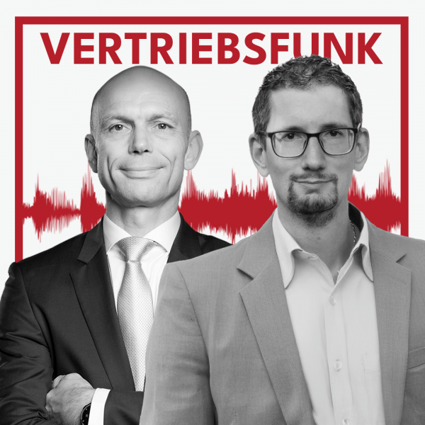Schwarz-Weiß-Foto von zwei Männern vor weißem Hintergrund. Links Christopher Funk im dunklen Anzug mit Krawatte und verschränkten Armen, rechts Michael Schreck mit Brille, Bart, hellem Sakko und offenem Hemd. Dazwischen eine rote Audiowelle, darüber der rote Titel „VERTRIEBSFUNK“. Das Bild steht für die Podcast-Folge über LinkedIn Analytics im B2B-Vertrieb.