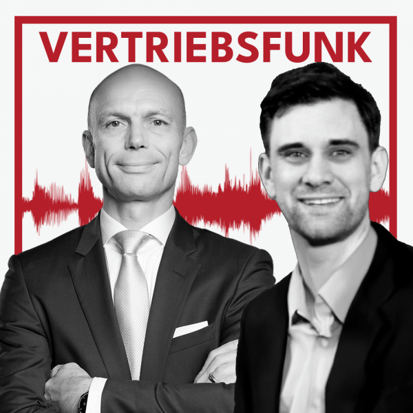 Schwarz-Weiß-Foto von zwei Männern vor weißem Hintergrund. Links Christopher Funk im dunklen Anzug mit Krawatte und verschränkten Armen, rechts Patrick Oehler mit Bart und einem dunklen Sakko über einem hellen Hemd, der lächelt. Dazwischen eine rote Audiowelle, darüber der rote Titel „VERTRIEBSFUNK“. Das Bild steht für die Podcast-Folge über den automatischen Vertriebstrainer.