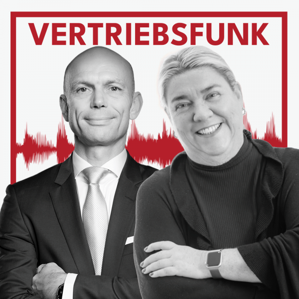 Schwarz-weiß Porträt von zwei lächelnden Personen (Christopher Funk links im dunklen Anzug mit Krawatte und verschränkten Armen, Christina Linke rechts im dunklen Rollkragenpullover mit Uhr und verschränkten Armen) vor weißem Hintergrund. Dahinter verläuft ein markantes rotes Schallwellen-Muster. Im oberen Bereich steht in roten Großbuchstaben der Titel "VERTRIEBSFUNK".