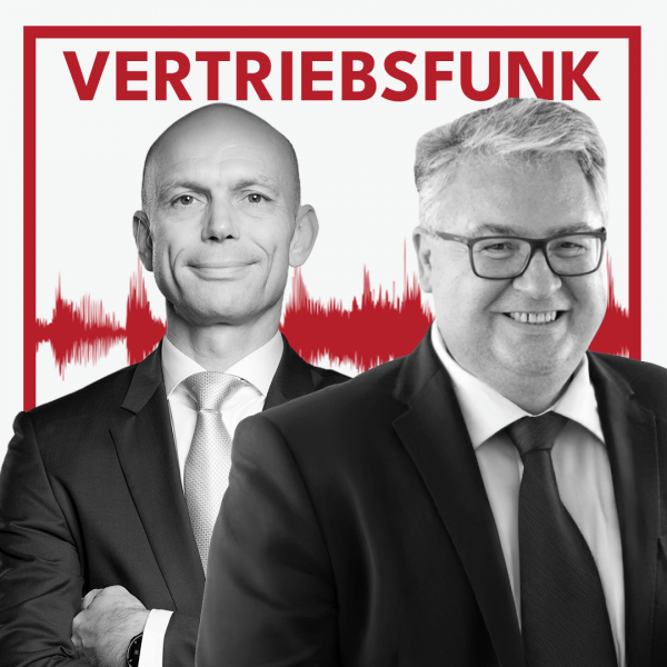 Podcast-Cover des VertriebsFunk mit zwei lächelnden Männern. Links der Host im formellen dunklen Anzug mit heller Krawatte und verschränkten Armen, rechts der Gast Ilkay Özkisaoglu mit Brille, grauen Haaren, dunklem Sakko und dunkler Krawatte. Im Hintergrund eine rote Audiowelle auf weißem Grund und oben der rote Schriftzug „VERTRIEBSFUNK“, umrahmt von einem roten Rahmen.