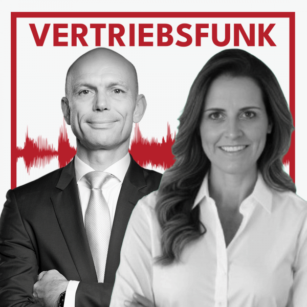 Schwarz-Weiß-Foto von zwei Personen vor weißem Hintergrund. Links Christopher Funk im dunklen Anzug mit Krawatte und verschränkten Armen, rechts Ruth Eggert mit langen Haaren und einem weißen Hemd, die lächelt. Dazwischen eine rote Audiowelle, darüber der rote Titel „VERTRIEBSFUNK“. Das Bild steht für die Podcast-Folge über effektives Onboarding für neue Mitarbeiter.