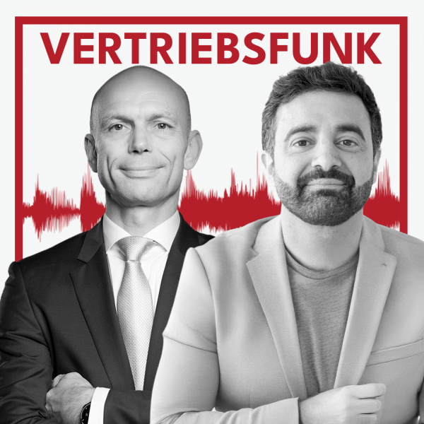 Schwarz-Weiß-Foto von zwei Männern vor weißem Hintergrund. Links Christopher Funk im dunklen Anzug mit Krawatte und verschränkten Armen, rechts Burak Kalman mit Bart und einem hellen Sakko über einem grauen T-Shirt, der lächelt. Dazwischen eine rote Audiowelle, darüber der rote Titel „VERTRIEBSFUNK“. Das Bild steht für die Podcast-Folge über den Jahresreview 2023.