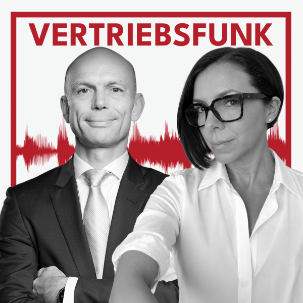 Podcast-Cover des VertriebsFunk mit zwei lächelnden Personen. Links der Host im formellen dunklen Anzug mit heller Krawatte und verschränkten Armen, rechts die Gastgeberin Larissa Kaiser mit schwarzen Haaren, Brille, weißem Hemd und ausgestrecktem Arm in Richtung Kamera. Im Hintergrund eine rote Audiowelle auf weißem Grund und oben der rote Schriftzug „VERTRIEBSFUNK“, umrahmt von einem roten Rahmen.
