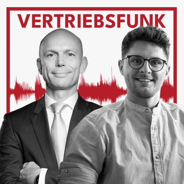 Schwarz-Weiß-Foto von zwei Männern vor weißem Hintergrund. Links Christopher Funk im dunklen Anzug mit Krawatte und verschränkten Armen, rechts Daniel Andres mit Brille, Bart und einem hellen Hemd, der lächelt. Dazwischen eine rote Audiowelle, darüber der rote Titel „VERTRIEBSFUNK“. Das Bild steht für die Podcast-Folge über SEO und Neukundengewinnung.