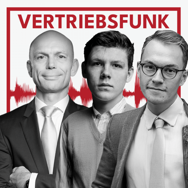 Podcast-Cover des VertriebsFunk mit drei Männern. Links der Host im formellen dunklen Anzug mit heller Krawatte und verschränkten Armen, in der Mitte ein junger Mann mit dunklen Haaren in einem grauen Strickpullover über einem gestreiften Hemd, rechts Moritz Neuhaus mit Brille und heller Krawatte. Im Hintergrund eine rote Audiowelle auf weißem Grund und oben der rote Schriftzug „VERTRIEBSFUNK“, umrahmt von einem roten Rahmen.