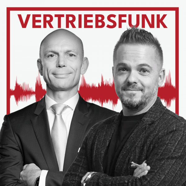 Schwarz-Weiß-Foto von zwei Männern vor weißem Hintergrund. Links Christopher Funk im dunklen Anzug mit Krawatte und verschränkten Armen, rechts Stefan Verra mit Bart, einem dunklen Sakko und einem schwarzen T-Shirt, der lächelt. Dazwischen eine rote Audiowelle, darüber der rote Titel „VERTRIEBSFUNK“. Das Bild steht für die Podcast-Folge über Körpersprache verstehen.