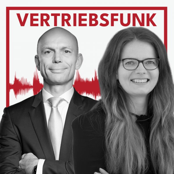 Podcast-Cover des VertriebsFunk mit zwei lächelnden Personen. Links der Host im formellen dunklen Anzug mit heller Krawatte und verschränkten Armen, rechts die Gastgeberin Anna Pointner mit Brille, langen welligen Haaren und einem schwarzen Oberteil. Im Hintergrund eine rote Audiowelle auf weißem Grund und oben der rote Schriftzug „VERTRIEBSFUNK“, umrahmt von einem roten Rahmen.
