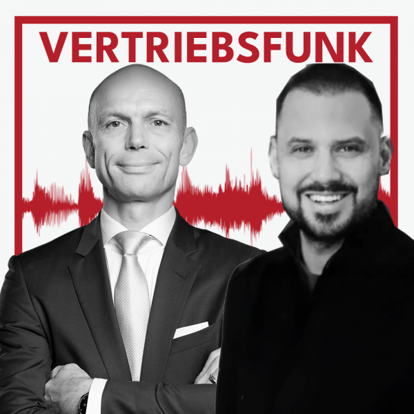 Podcast-Cover des VertriebsFunk mit zwei lächelnden Männern. Links der Podcast-Host im dunklen Anzug mit Krawatte und verschränkten Armen, rechts der Gast Milan Grujic im schwarzen Hemd mit Bart. Im Hintergrund eine rote Audiowelle auf weißem Grund und oben der rote Schriftzug „VERTRIEBSFUNK“, umrahmt von einem roten Rahmen.