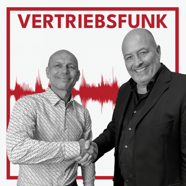 Podcast-Cover des VertriebsFunk mit zwei lächelnden Männern, die sich die Hände schütteln. Links der Host in einem gemusterten hellen Freizeithemd, rechts der Gast Markus Milz mit Brille, leichtem Bart, dunklem Sakko und schwarzem Hemd. Im Hintergrund eine rote Audiowelle auf weißem Grund und oben der rote Schriftzug „VERTRIEBSFUNK“, umrahmt von einem roten Rahmen.