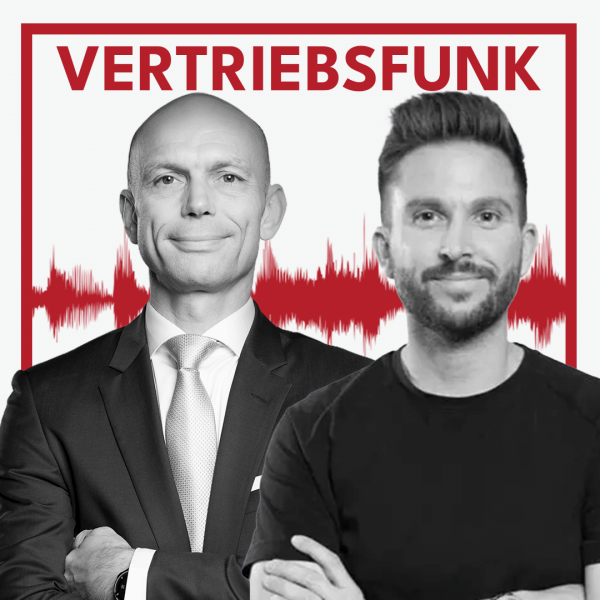 Schwarz-Weiß-Foto von zwei Männern vor weißem Hintergrund. Links Christopher Funk im dunklen Anzug mit Krawatte und verschränkten Armen, rechts Moritz Lambrecht mit Bart und einem schwarzen T-Shirt, der lächelt. Dazwischen eine rote Audiowelle, darüber der rote Titel „VERTRIEBSFUNK“. Das Bild steht für die Podcast-Folge über Umsatzsteigerungsmethoden.