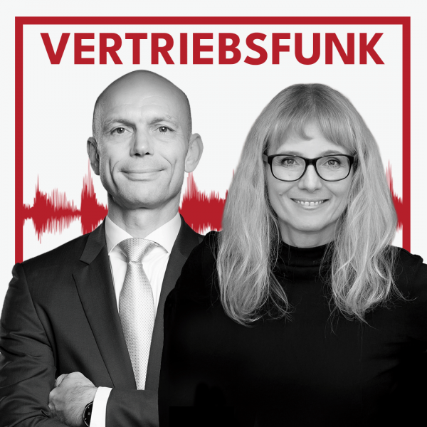 Schwarz-Weiß-Foto von zwei Personen vor weißem Hintergrund. Links Christopher Funk im dunklen Anzug mit Krawatte und verschränkten Armen, rechts Pia Tischer mit Brille, langen Haaren und einem schwarzen Oberteil, die lächelt. Dazwischen eine rote Audiowelle, darüber der rote Titel „VERTRIEBSFUNK“. Das Bild steht für die Podcast-Folge über effizientes Recruiting mit der Eierlegenden Wollmilchsau.