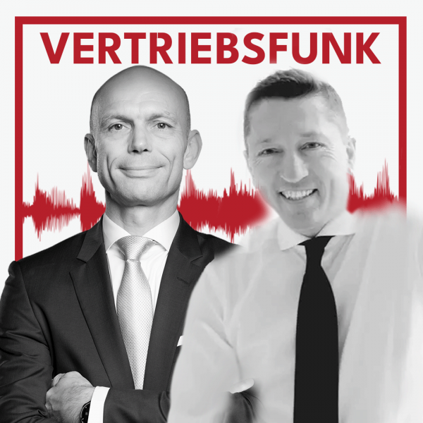 Schwarz-weiß Porträt von zwei lächelnden Männern (Christopher Funk links im dunklen Anzug mit Krawatte und verschränkten Armen, Prof. Karl Pinczolits rechts im weißen Hemd mit schwarzer Krawatte) vor weißem Hintergrund. Dahinter verläuft ein markantes rotes Schallwellen-Muster. Im oberen Bereich steht in roten Großbuchstaben der Titel "VERTRIEBSFUNK".
