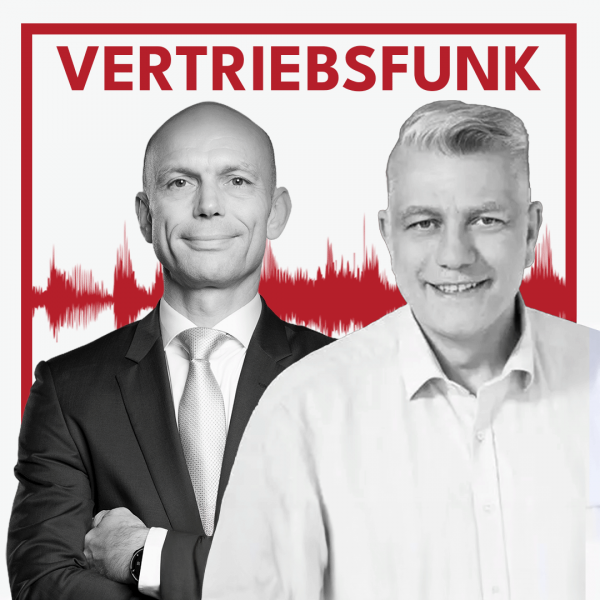 Schwarz-Weiß-Foto von zwei Männern vor weißem Hintergrund. Links Christopher Funk im dunklen Anzug mit Krawatte und verschränkten Armen, rechts Steffen Baermann in einem weißen Hemd, der lächelt. Dazwischen eine rote Audiowelle, darüber der rote Titel „VERTRIEBSFUNK“. Das Bild steht für die Podcast-Folge über KI im Vertrieb.