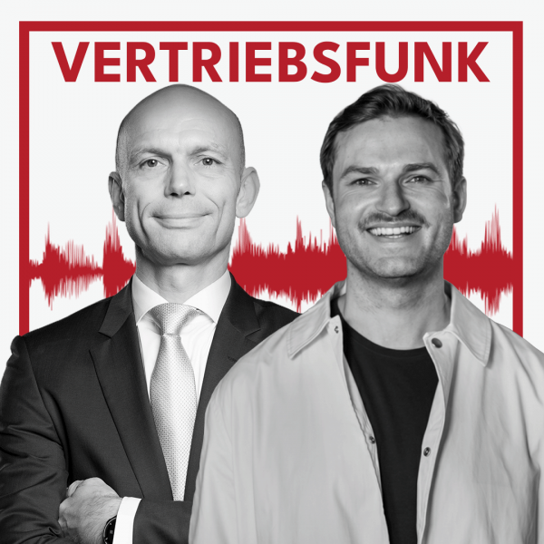 Schwarz-Weiß-Foto von zwei Männern vor weißem Hintergrund. Links Christopher Funk im dunklen Anzug mit Krawatte und verschränkten Armen, rechts Pascal Salmen in einem hellen Hemd über einem schwarzen T-Shirt, der lächelt. Dazwischen eine rote Audiowelle, darüber der rote Titel „VERTRIEBSFUNK“. Das Bild steht für die Podcast-Folge über datengetriebenen Vertrieb.