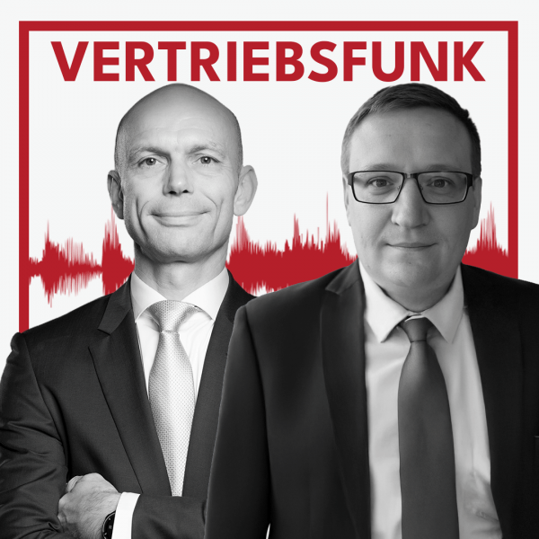 Schwarz-weiß Porträt von zwei lächelnden Männern (Christopher Funk links im dunklen Anzug mit Krawatte und verschränkten Armen, Aaron Kübler rechts im dunklen Sakko mit Brille und Krawatte) vor weißem Hintergrund. Dahinter verläuft ein markantes rotes Schallwellen-Muster. Im oberen Bereich steht in roten Großbuchstaben der Titel "VERTRIEBSFUNK".