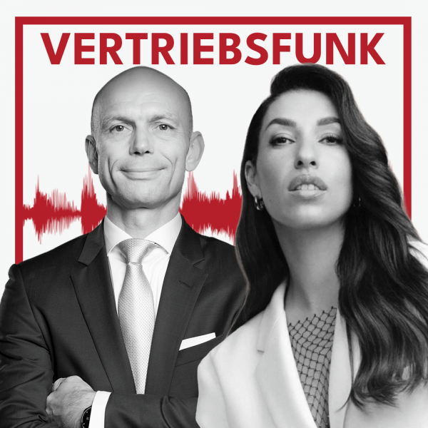Schwarz-weiß Porträt von zwei lächelnden Personen (Christopher Funk links im dunklen Anzug mit Krawatte und verschränkten Armen, Tijen Onaran rechts im hellen Blazer mit langen dunklen Haaren und Schmuck) vor weißem Hintergrund. Dahinter verläuft ein markantes rotes Schallwellen-Muster. Im oberen Bereich steht in roten Großbuchstaben der Titel "VERTRIEBSFUNK".